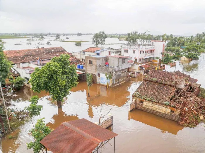 Help Flood Hit Maharashtra1