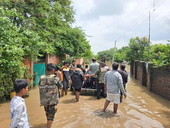 Help Flood Hit Maharashtra6