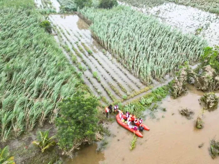 Help Flood Hit Maharashtra7